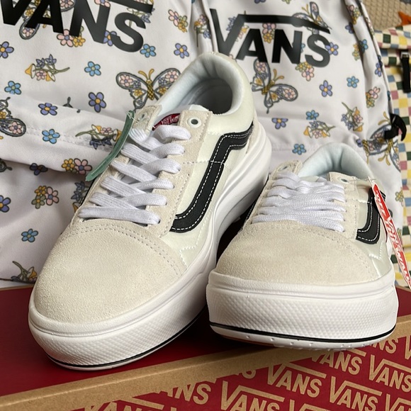 Vans WMNS Old Skool Over
White
VN0A7Q5EWHT
Platforms Sneakers - Picture 6 of 16